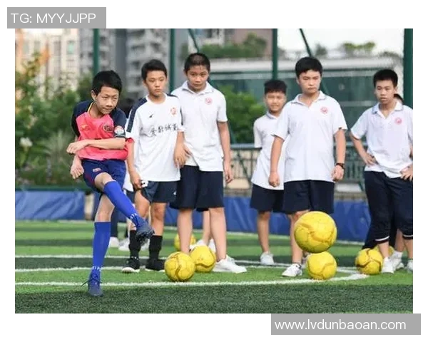 吴丽独家解析足球技巧与战术分享助你提升球场表现